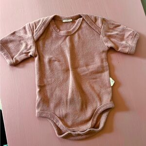 Exfatter rose mid-sleeve onesie newborn